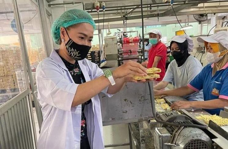 Potret Inul Daratista Kunjungi Pabrik Mie (Instagram/@inul.d)