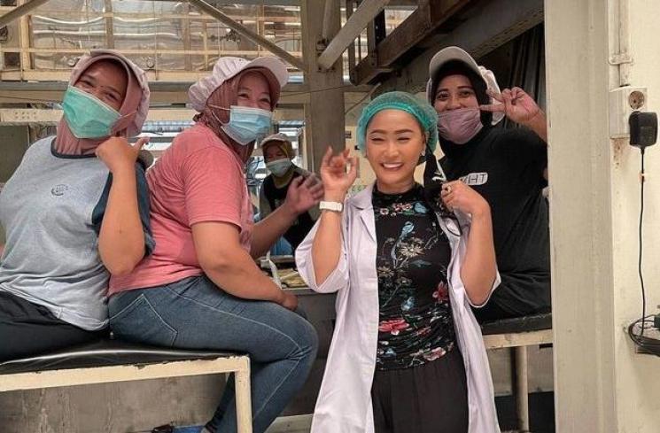 Potret Inul Daratista Kunjungi Pabrik Mie (Instagram/@inul.d)