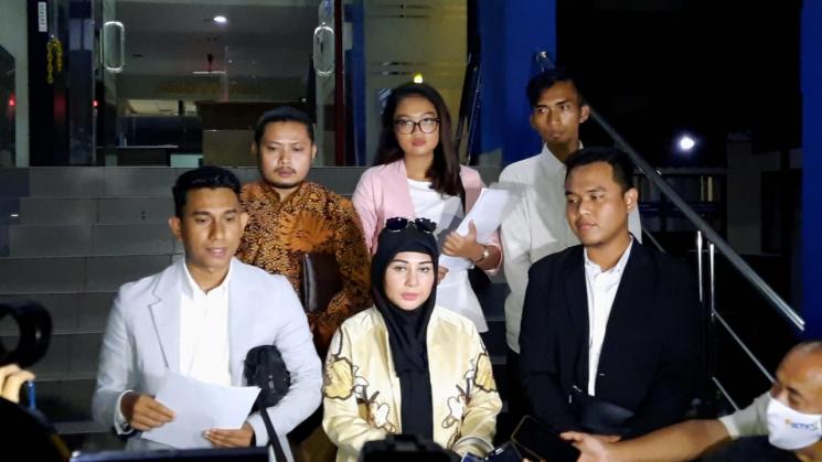 Vivi Paris (depan berhijab) melaporkan mantan suaminya, Vicky Prasetyo. (MataMata.com/Evi Ariska)