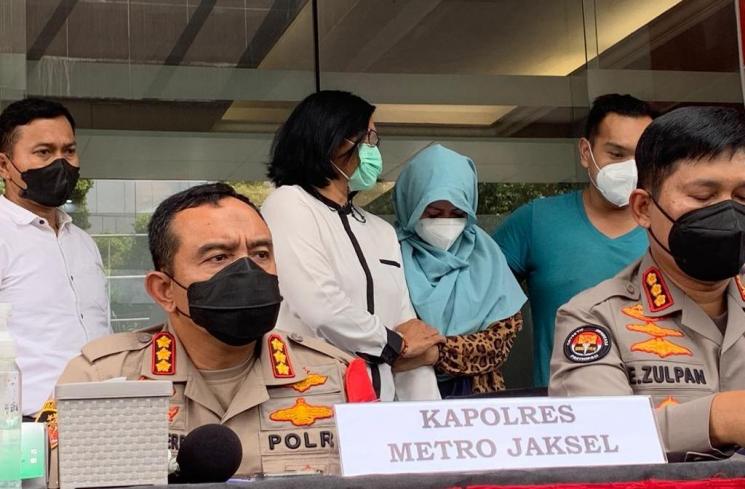 Pedangdut Velline Chu (berkerudung ibur muda) dihadirkan Polres Jakarta Selatan dalam kasus narkoba jenis sabut, Senin (10/1/2022). Velline ditangkap bersama suaminya, Budi Hartono di kediamannya di kawasan Bekasi, Jawa Barat, 8 Januari 2022. (MataMata.com/Yuliani)