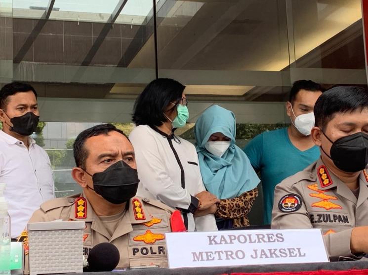 Pedangdut Velline Chu (berkerudung biru muda) dihadirkan Polres Jakarta Selatan dalam kasus narkoba jenis sabu. [MataMata.com/Yuliani]