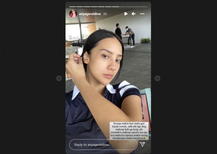 Anya Geraldine tampil polos tanpa riasan. (Instagram/anyageraldine)