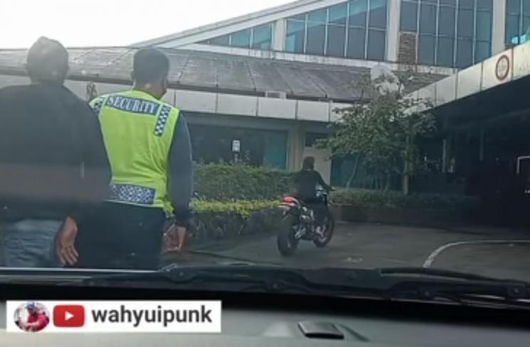Adu Gaya Arya Saloka dan Amanda Manopo Naik Moge. (YouTube/wahyuipunk)