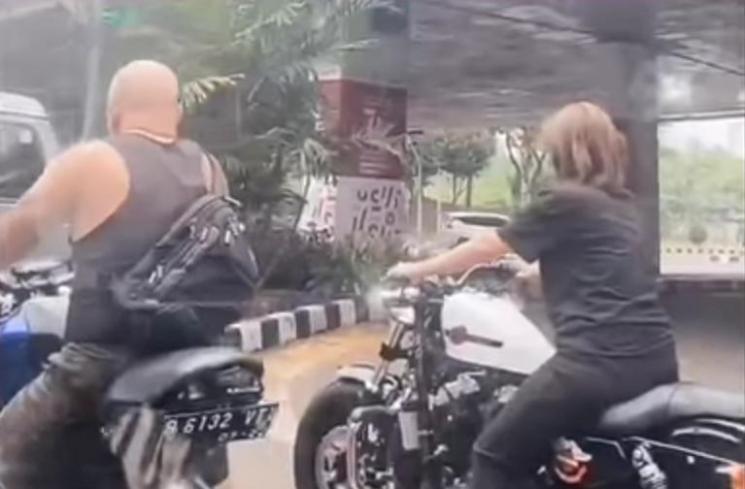 Adu Gaya Arya Saloka dan Amanda Manopo Naik Moge. (YouTube/ Dishi TV Update)