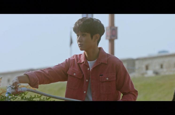 Fashion Choi Woo Shik di Our Beloved Summer (Twitter/@spidergomsz)