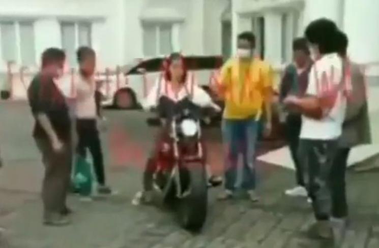 Adu Gaya Arya Saloka dan Amanda Manopo Naik Moge. (YouTube/Feggi Deriyansah)