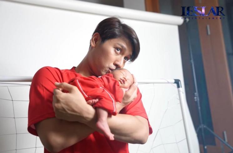 Potret Rizky Billar Momong Baby Leslar (YouTube/Leslar Entertainment)