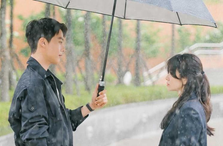 Adegan Payungan Paling Romantis di Drakor (Instagram/@sbsdrama.official)