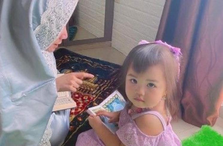 Potret Anak Artis Ngaji (Instagram/@dj_kattybutterfly36)
