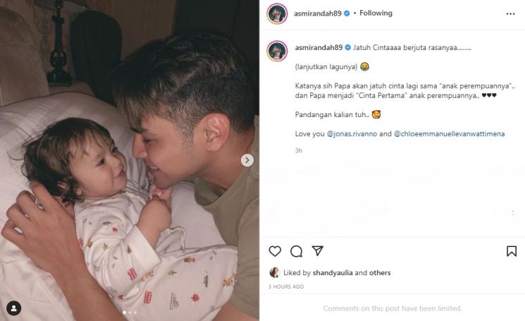 Asmirandah menggungah potret manis Jonas Rivanno dan Baby Chloe. (Instagram/asmirandah89)