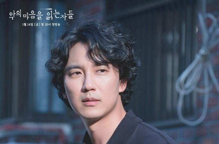 Pesona Kim Nam Gil di Through the Darkness (Soompi)