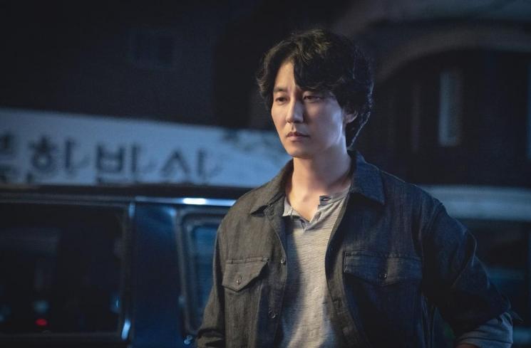 Pesona Kim Nam Gil di Through the Darkness (Soompi)