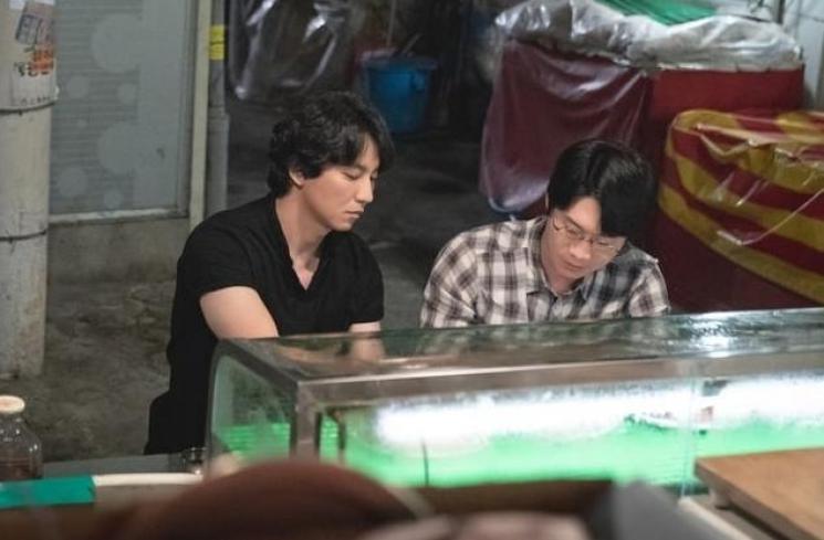 Pesona Kim Nam Gil di Through the Darkness (Soompi)
