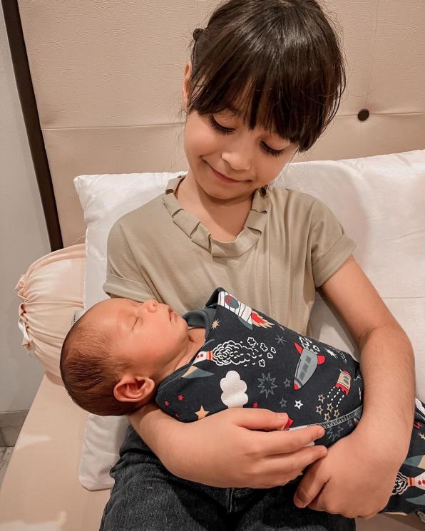 Potret Amabel Lennata 'Anak' Lesti Kejora Momong Baby Leslar (instagram/@amabellennata)