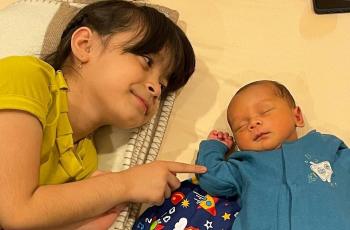 Potret Amabel Lennata 'Anak' Lesti Kejora Momong Baby Leslar, Lucu Banget