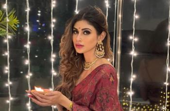 9 Pesona Mouni Roy, Artis India yang Mau Menikah dengan Suraj Nambiar