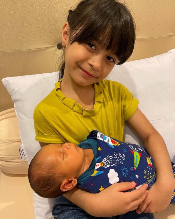 Potret Amabel Lennata 'Anak' Lesti Kejora Momong Baby Leslar (instagram/@amabellennata)