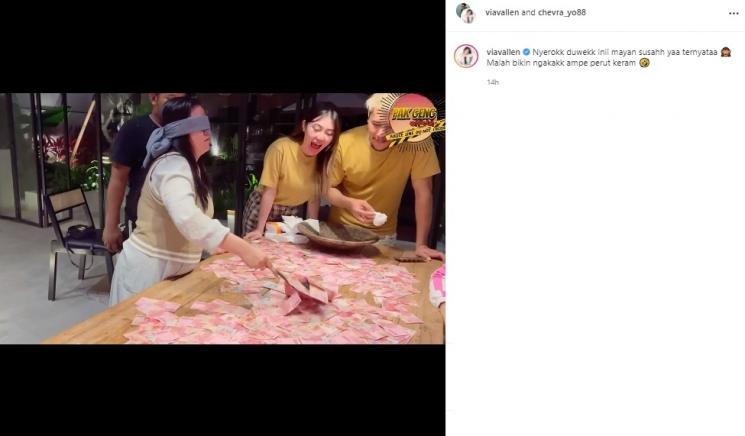 Via Vallen main 'serok duit' bersama keluarga. (Instagram/@viavallen)