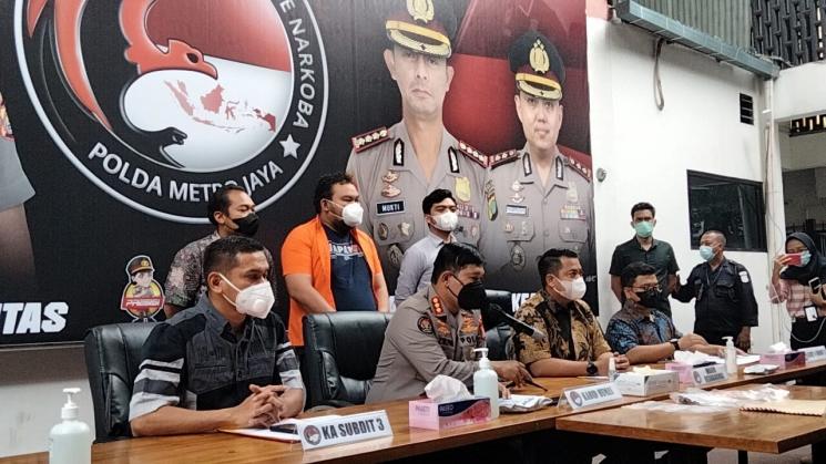 Konferensi pers kasus narkoba Fico Fachriza di Direktorat Reserse Narkoba Polda Metro Jaya, Jumat (14/1/2022). (MataMata.com/Rena Pangesti)