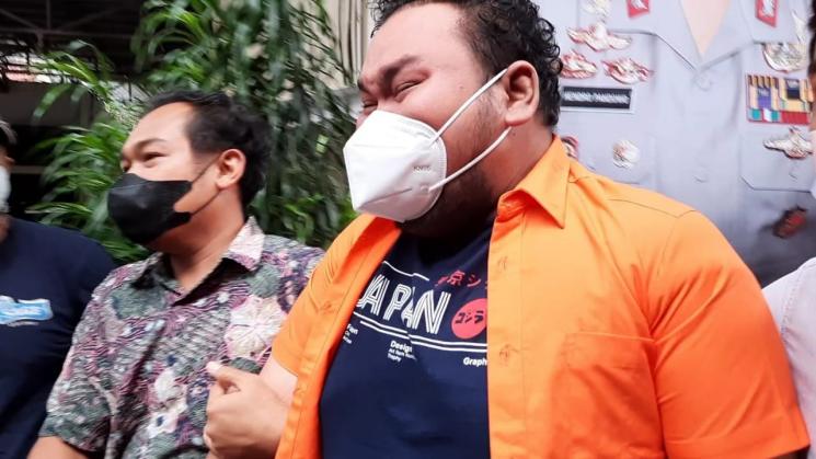 Fico Fachriza di Direktorat Reserse Narkoba Polda Metro Jaya, Jumat (14/1/2022). (MataMata.com/Rena Pangesti)