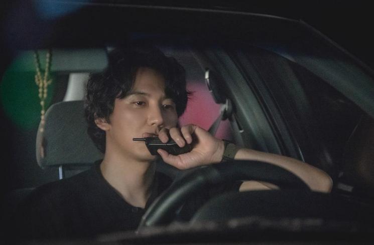 Pesona Kim Nam Gil di Through the Darkness (Soompi)