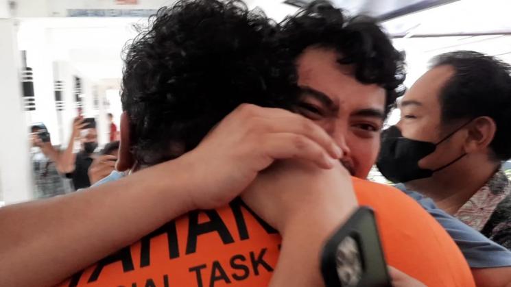 Ananta Rispo peluk adiknya, Fico Fachriza di Direktorat Reserse Narkoba Polda Metro Jaya, Jumat (14/1/2022). (MataMata.com/Rena Pangesti)