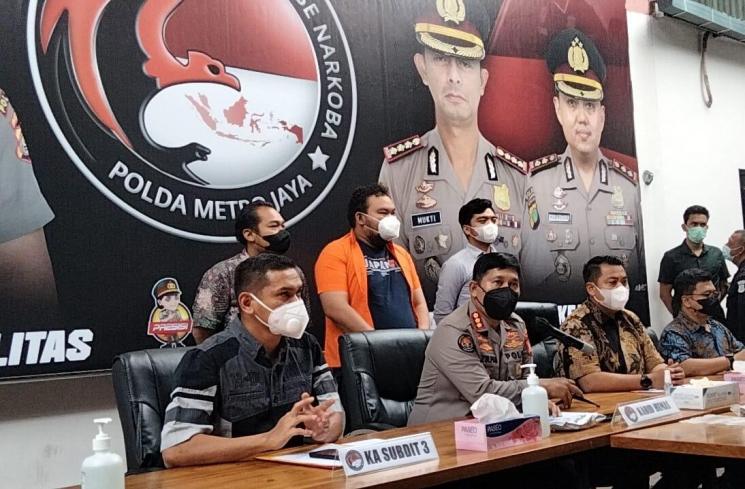 Konferensi pers kasus narkoba Fico Fachriza di Direktorat Reserse Narkoba Polda Metro Jaya, Jumat (14/1/2022). (MataMata.com/Rena Pangesti)
