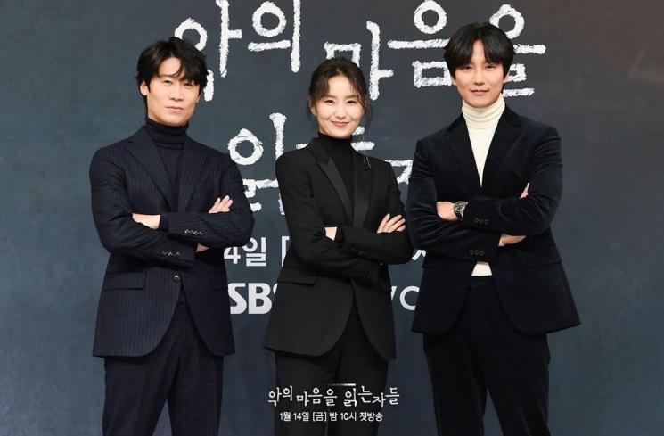 Pesona Kim Nam Gil di Through the Darkness (Soompi)