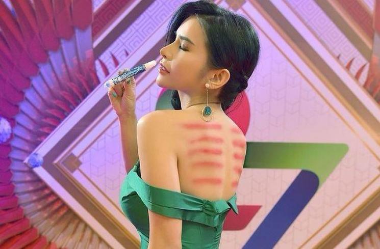 Artis Pamer Kerokan. (Instagram/maria_vaniaa)