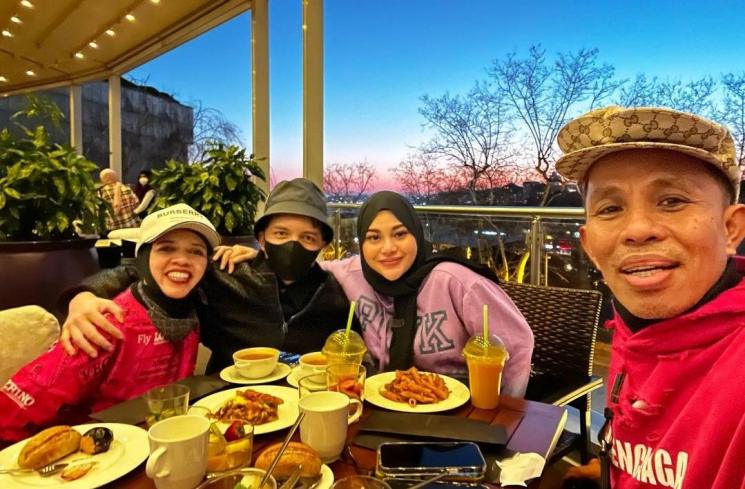 Potret Akrab Aurel Hermansyah dan Ibu Mertua (Instagram/@attahalilintar)