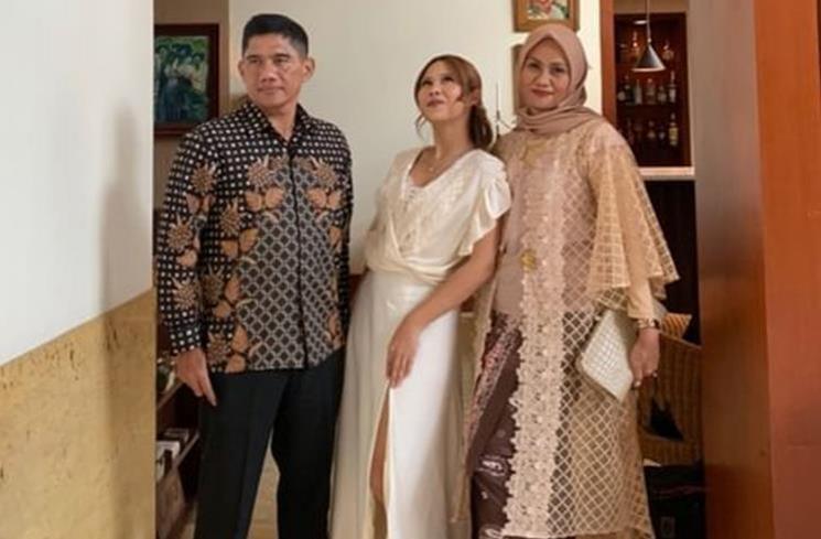 Potret Nadin Amizah di Pernikahan Vidi Aldiano. (Instagram/@cakecaine)