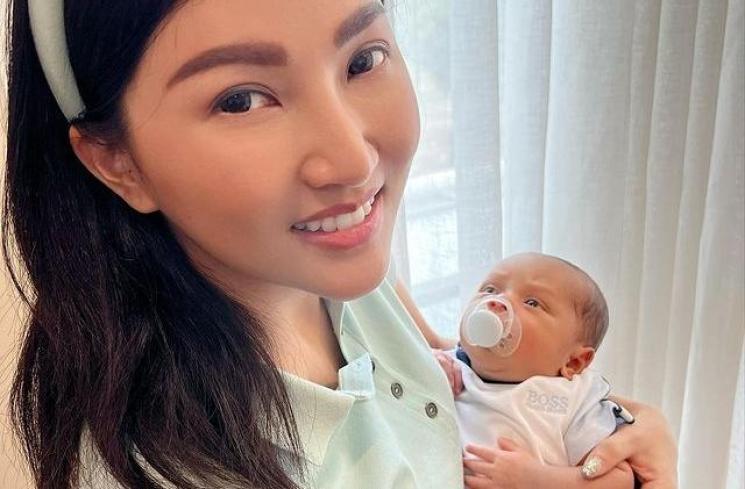 Momen Artis Momong Baby Leslar. (Instagram/sarwendah29)