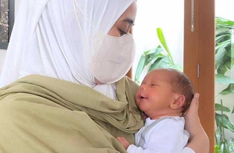 Momen Artis Momong Baby Leslar. (Instagram/ryana_dea)