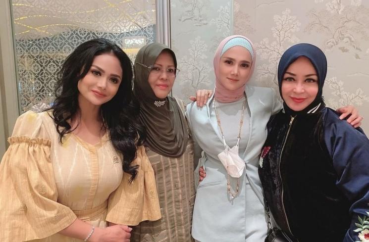 Mulan Jameela bersama sederet rekan artis. (Instagram/mulanjameela1)