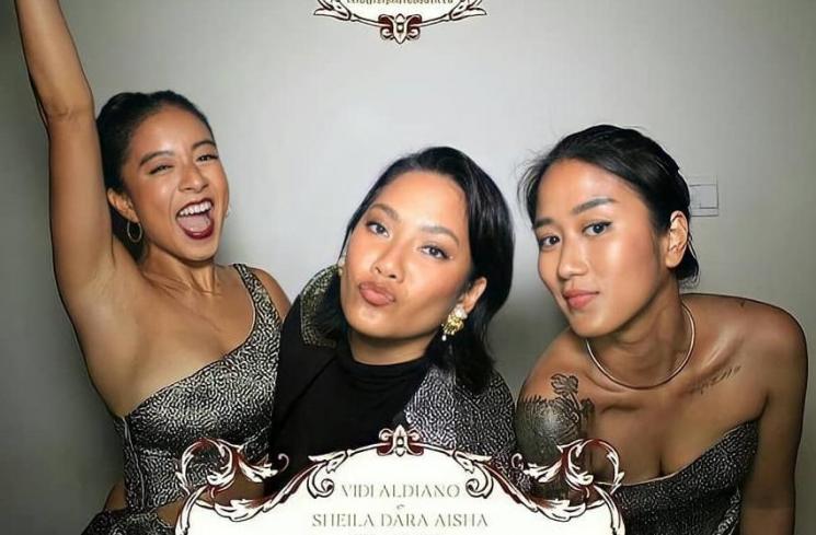 Outfit Bridesmaid Pernikahan Vidi Aldiano dan Sheila Dara (instagram/@karecyamoeloek)