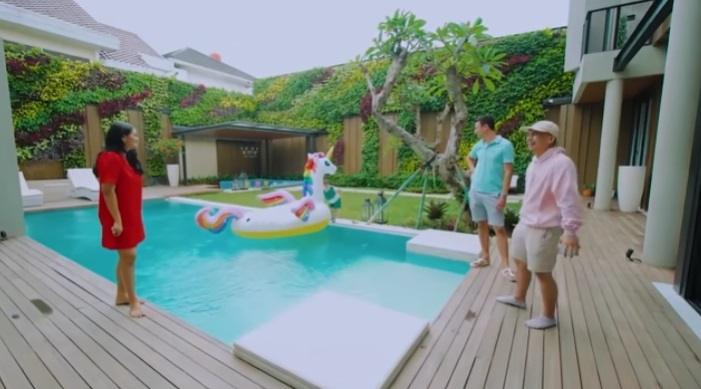 Raditya Dika minta garam ke rumah Titi Kamal dan Christian Sugiono. (YouTube/Raditya Dika)