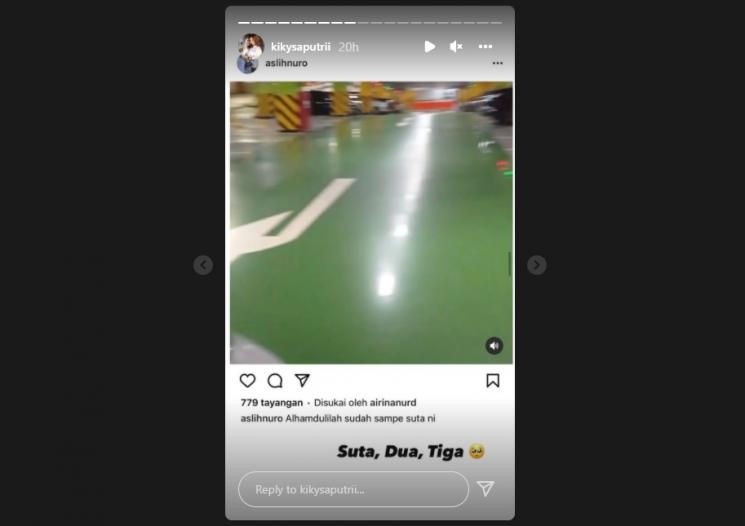 Kiky Saputri meroasting potret dan caption ayahnya. (Instagram/kikysaputrii/aslihnuro)