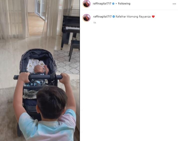 Rafathar momong Rayyanza. (Instagram/@raffinagita1717)