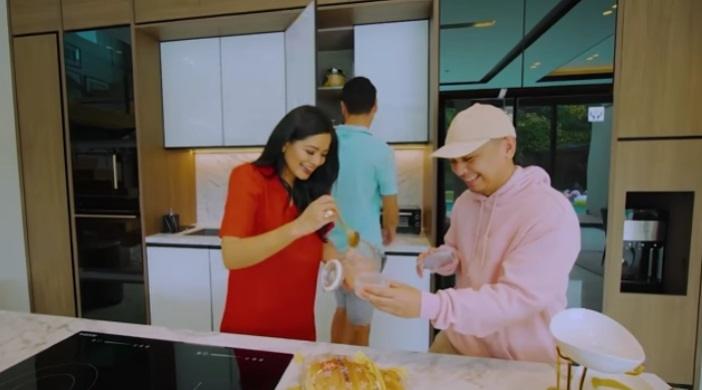Raditya Dika minta garam ke rumah Titi Kamal dan Christian Sugiono. (YouTube/Raditya Dika)