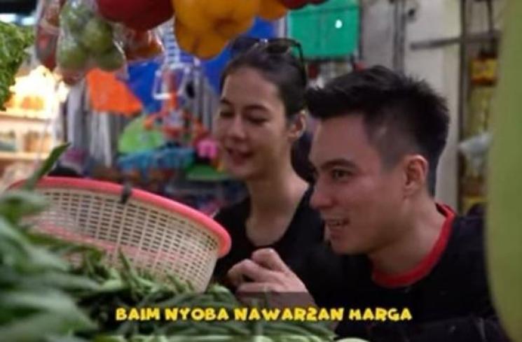 Potret Artis Belanja di Pasar Tradisional. (YouTube/Baim Paula)