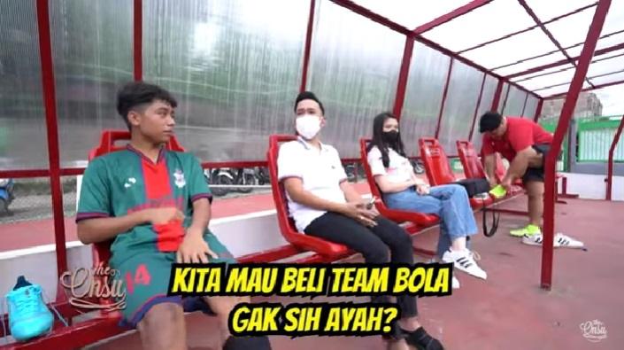 Betrand Peto todong Ruben Onsu beli klub bola. (YouTube)