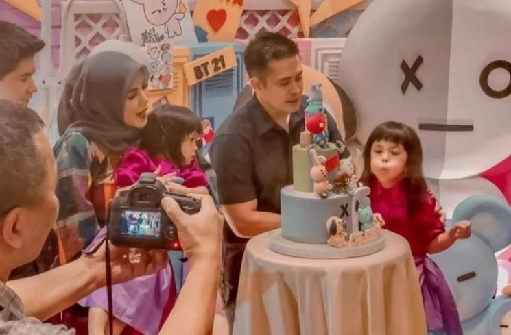 Potret anak artis rayakan ulang tahun bertema BTS. (Instagram/robbypurba)