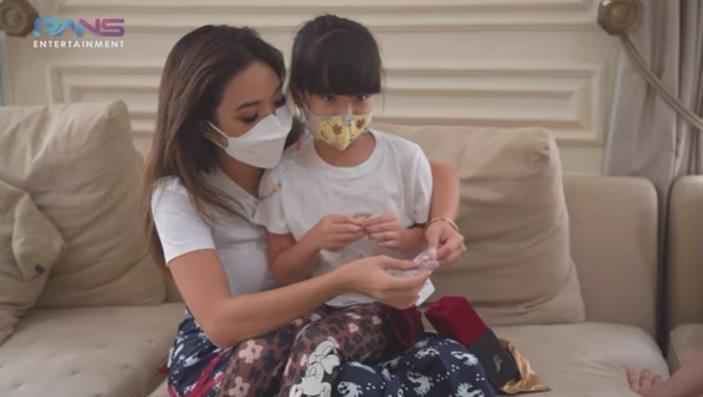 Kado Rafathar untuk Gempi. (YouTube/Rans Entertainment)