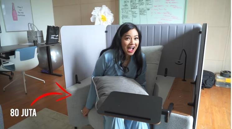 Penampakan kursi mewah Luna Maya bikin Titi Kamal takjub. (YouTube/Titi dan Tian)
