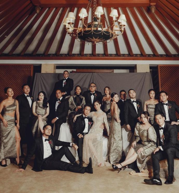Groomsmen dan Groom’s Angels di pernikahan Vidi Aldiano. (Instagram/renattamoeloek)