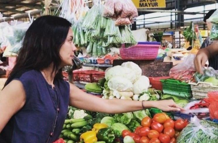 Potret Artis Belanja di Pasar Tradisional. (Instagram/sophia_latjuba88)