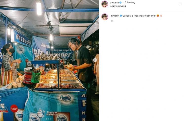 Awkarin dan Gangga makan di angkringan. (Instagram/@awkarin)