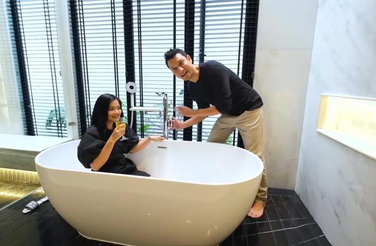 Potret Kamar Mandi Titi Kamal (YouTube/Titi dan Tian)