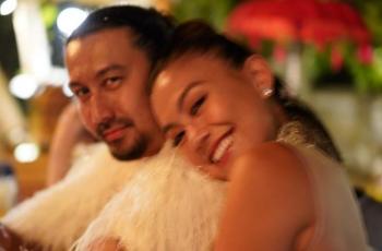 6 Potret Kebersamaan Agnez Mo dan Kakaknya, Manja dan Saling Sayang!