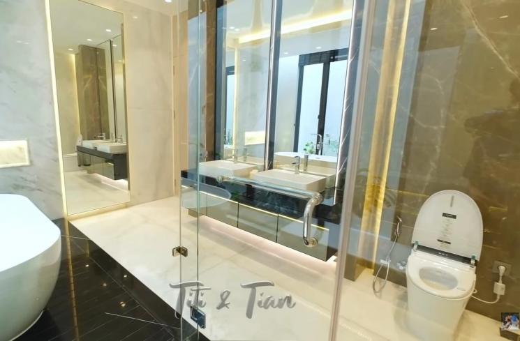 Potret Kamar Mandi Titi Kamal (YouTube/Titi dan Tian)